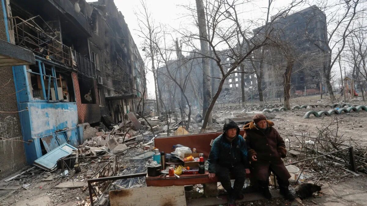 Сколько мирных жителей на донбассе. Мариуполь после бомбежки 2022. Украина после бомбежки 2022.