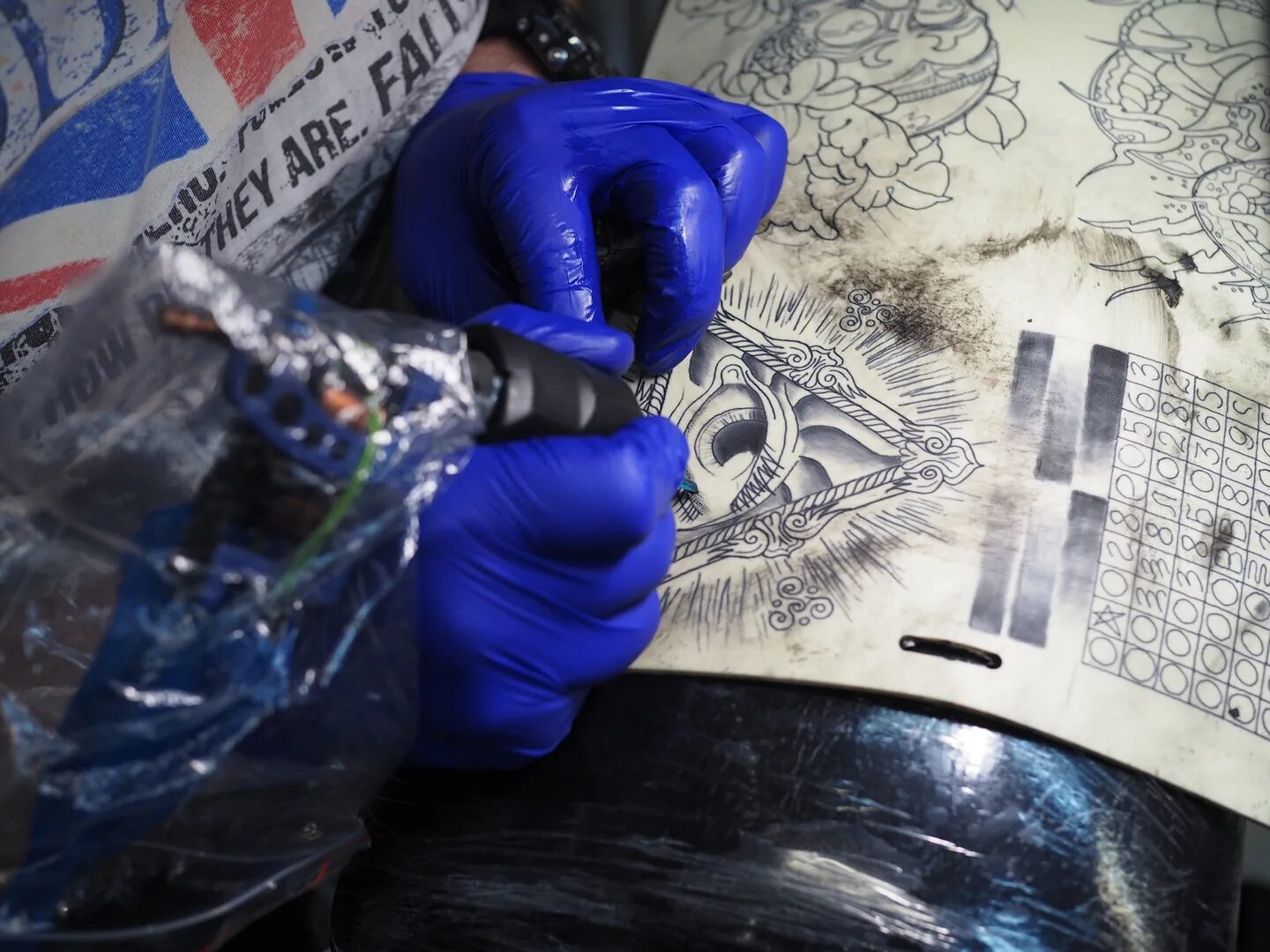 Курсы художественной татуировки. Тату оборудование в уфе. Красивые фото тату мастеров. Татуировщик профессия. Павел тихомиров тату мастер.
