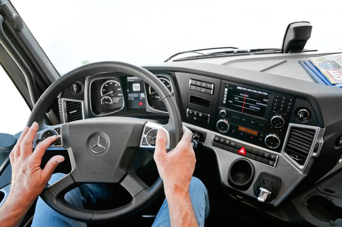 Грузовик Мерседес Актрос салон. Mercedes Actros 2008 салон. Дальнобой Мерседес Актрос 1845. Салон кабины Мерседес Актрос 1845.