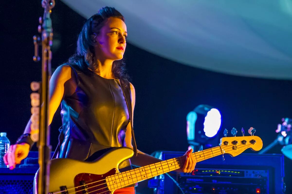 Bass girl. Nicole Margaret Fiorentino. Басистка Maneskin. Девушка с бас гитарой.