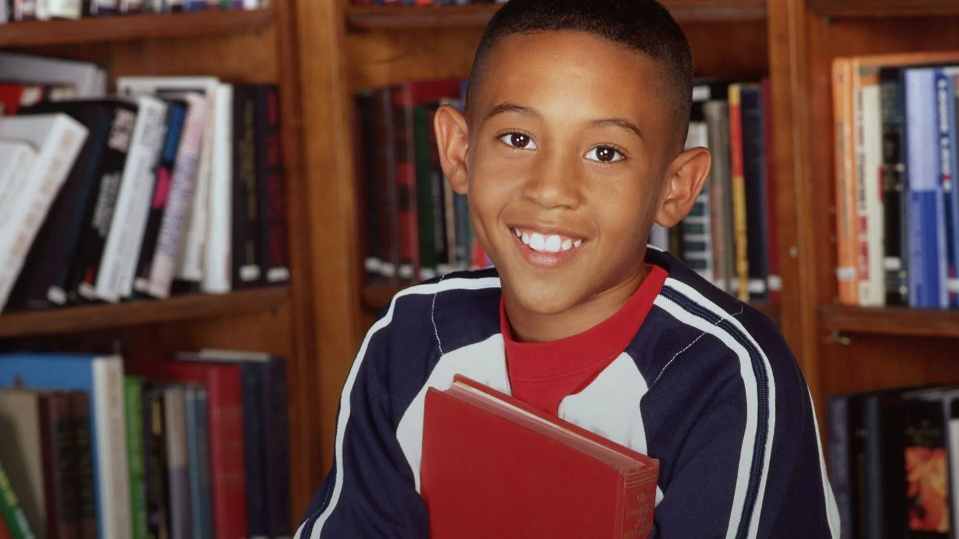 Smart guy. Фото мудрого человека молодого. Smart guy. Парень думает сложил руки домиком. Smart subtitles.