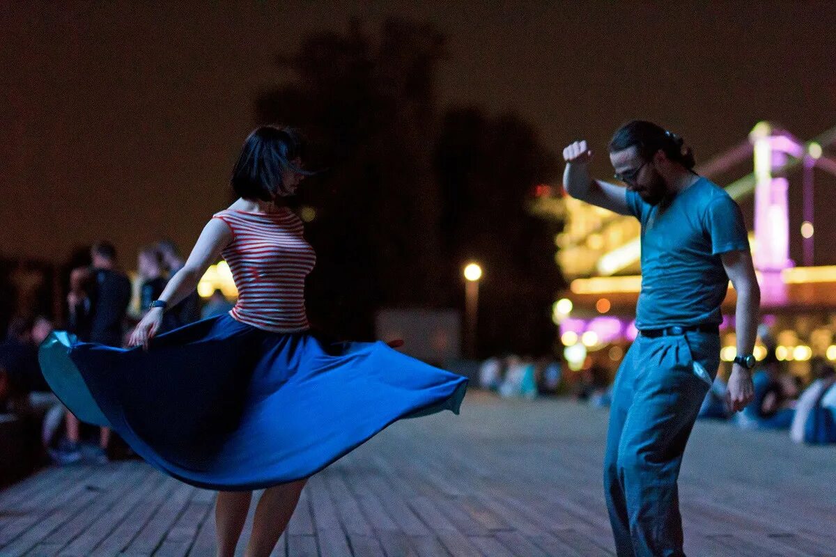 Танцевали где находится. Парк Горького милонга. Танцы в парке. Вечерние танцы. Танцевальный вечер на улице.