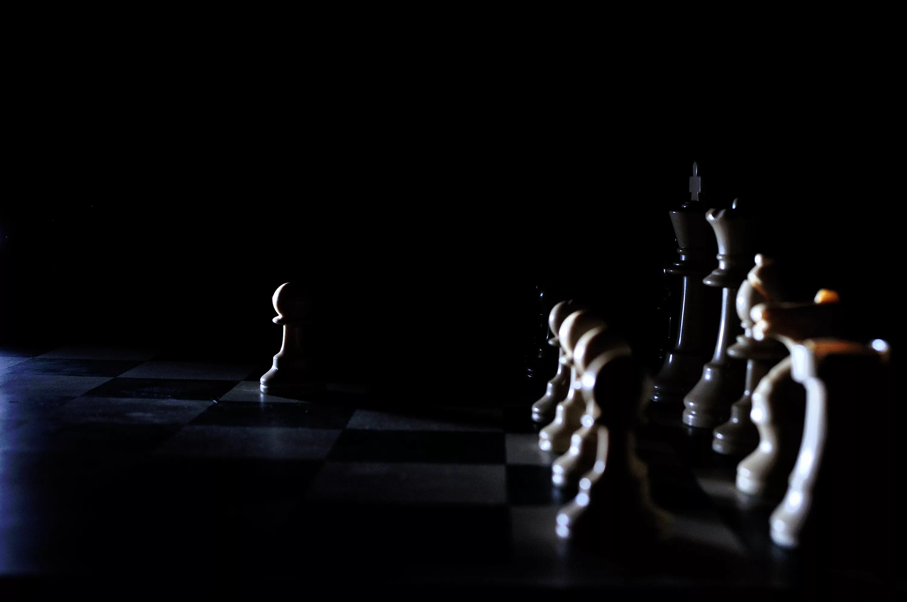 Песня шаг в темноту. Шахматы на черном фоне. Шахматы в темноте. Шахматная доска в темноте. Шахматные фигуры на темном фоне.