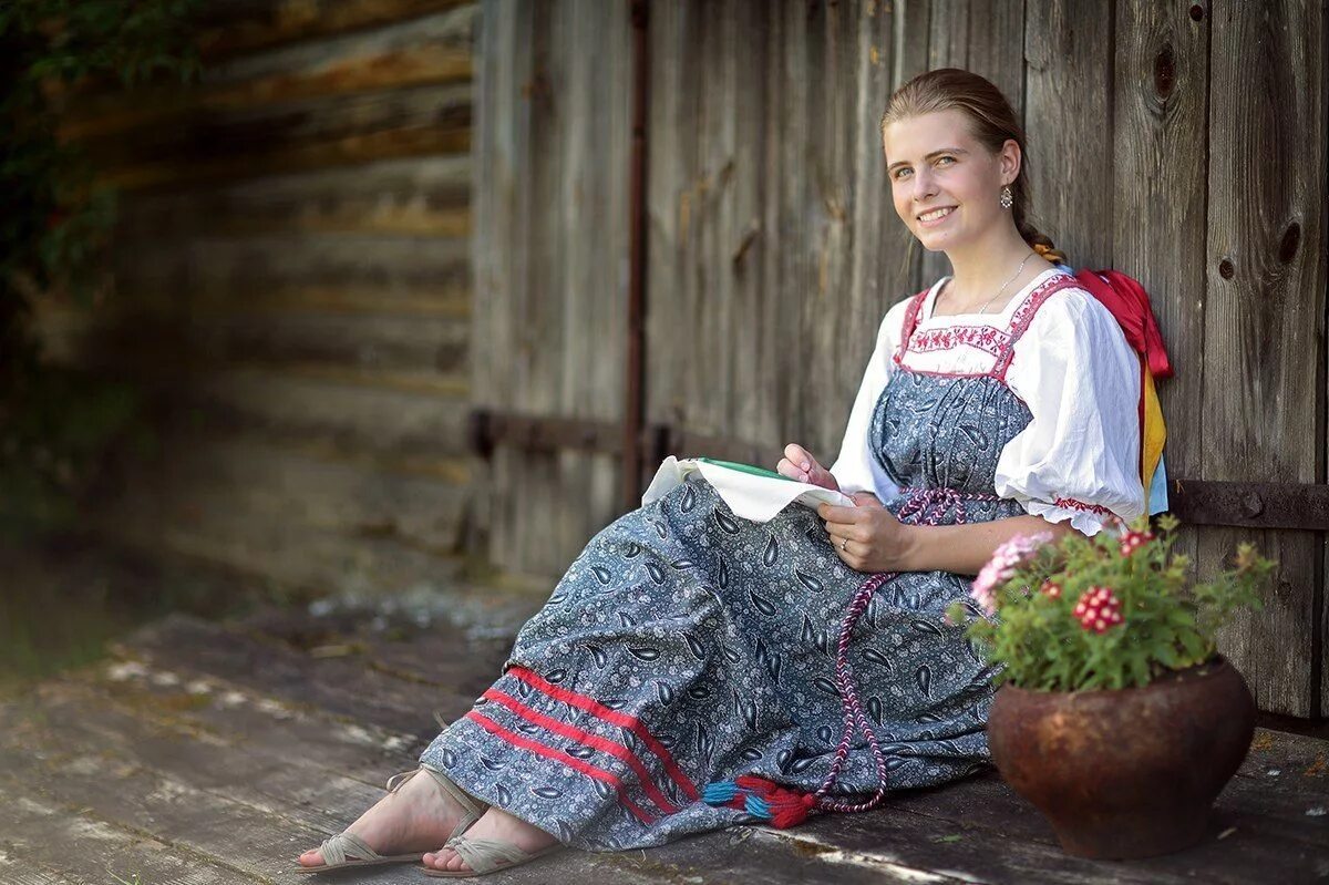 Славянские девушки. Красивые славянские девушки. Красота русской женщины. Девушка в народном костюме. Пышные деревенские женщины