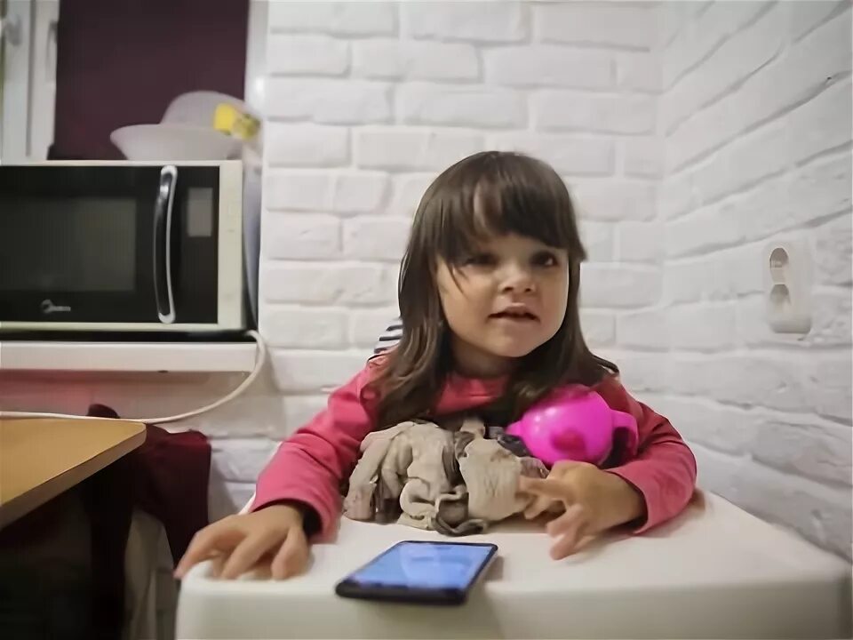 Ребенок разговаривает с алисой. Алиса можно говорить ребенку которому 10 лет говорить можно ебстудый. алиса как выглядит ребёнок который разговаривает с воздухом.