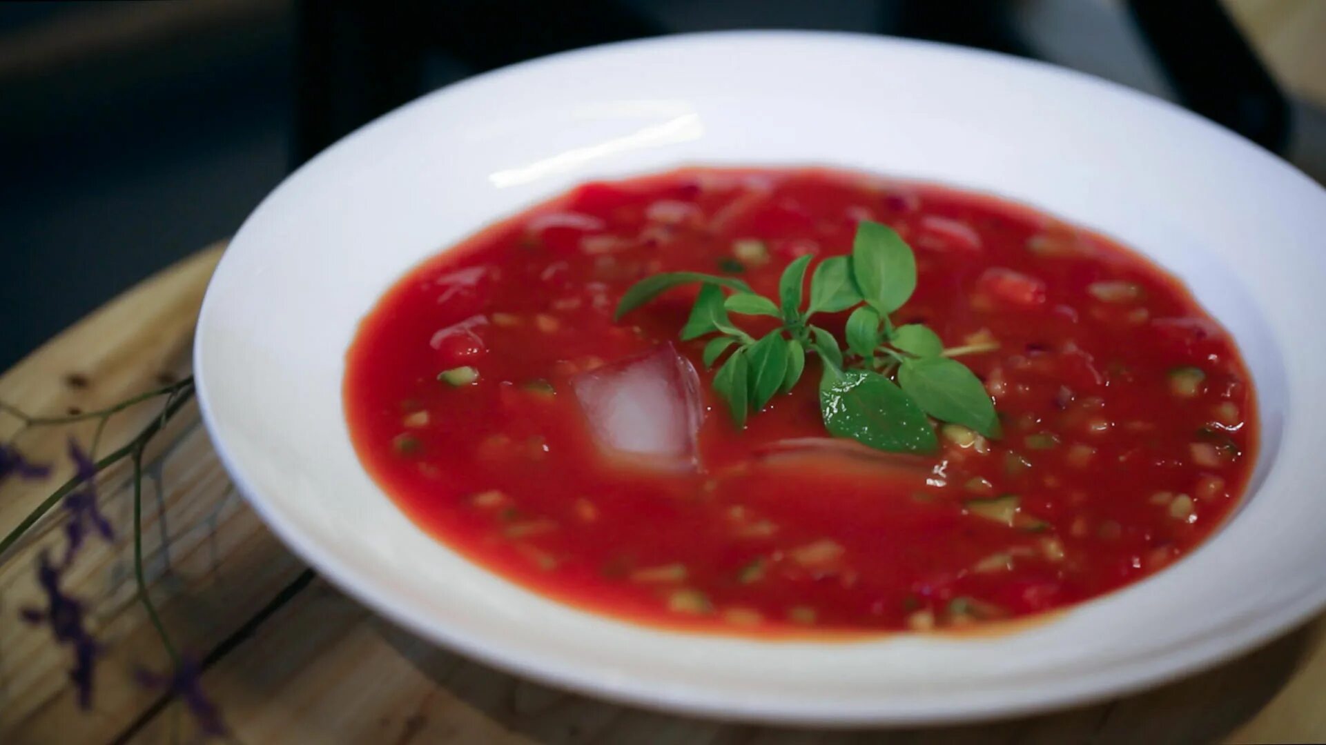 Окрошка с килькой в томатном. Томатная окрошка. Окрошка и гаспачо. Гаспачо петрушка. Томатная паста для гаспачо.