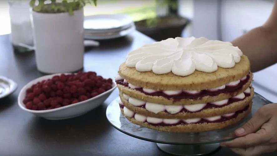 Крем чиз с готовыми коржами. Корж для торта у кондитеров. Крем чиз с готовыми коржами. Бисквитный торт с кремом чиз. Крем чиз с готовыми коржами.