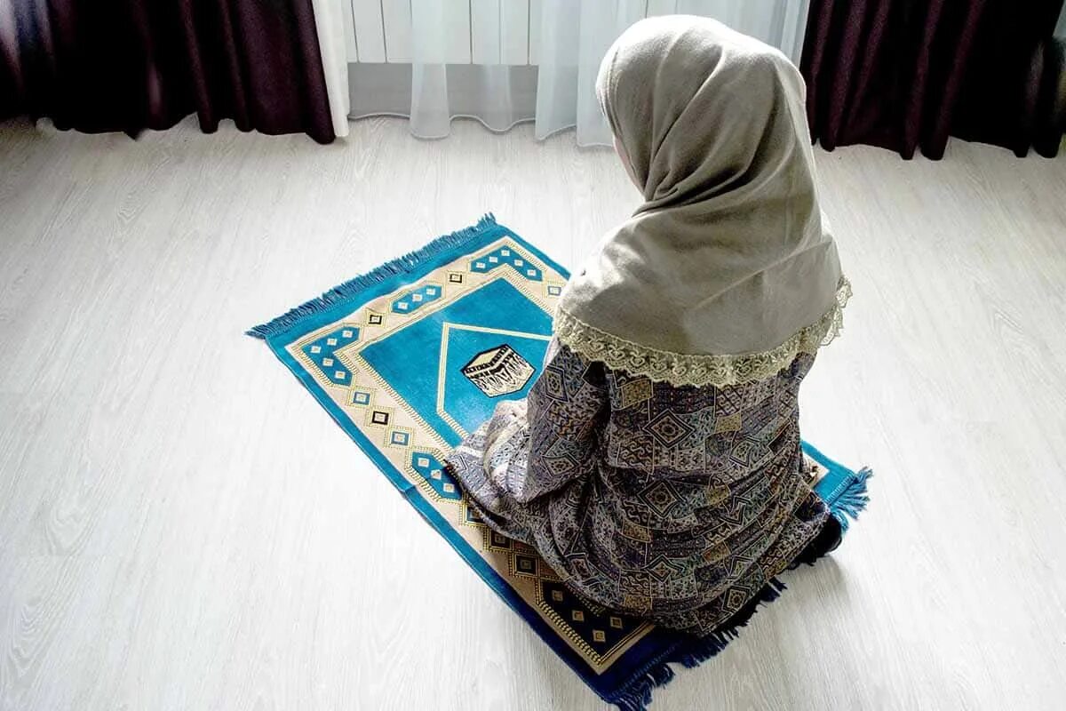 Коврик читающий намаз. Намаз. Мусульманка на коврике. Мусульманка молится на коврике. Мусульманка намаз.