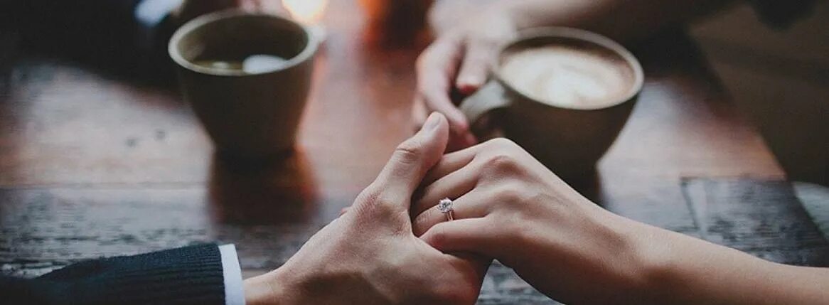 Ее рука и есть телефон. Двое пьют кофе. Теплые отношения. Девушка с кофе в руках. Романтическое чаепитие.