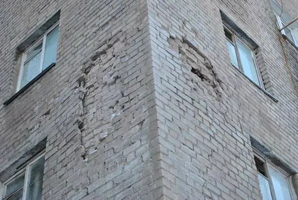 Трещины на фасаде. Разрушение кирпичной кладки наружных стен. Трещина в здании. Разрушение кирпичного ЗДА.
