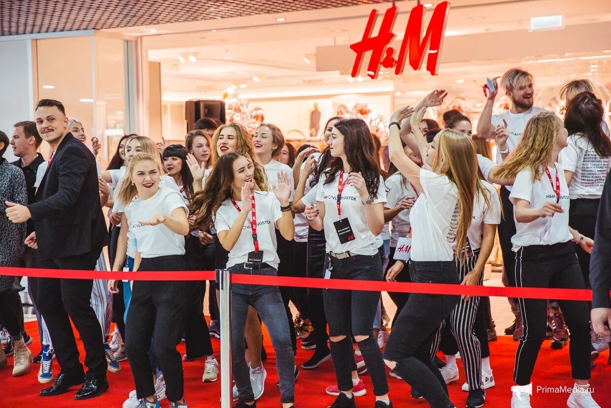 Когда открылся первый магазин. H&M сотрудники. H M открытие. Работники HM. H M Владивосток.