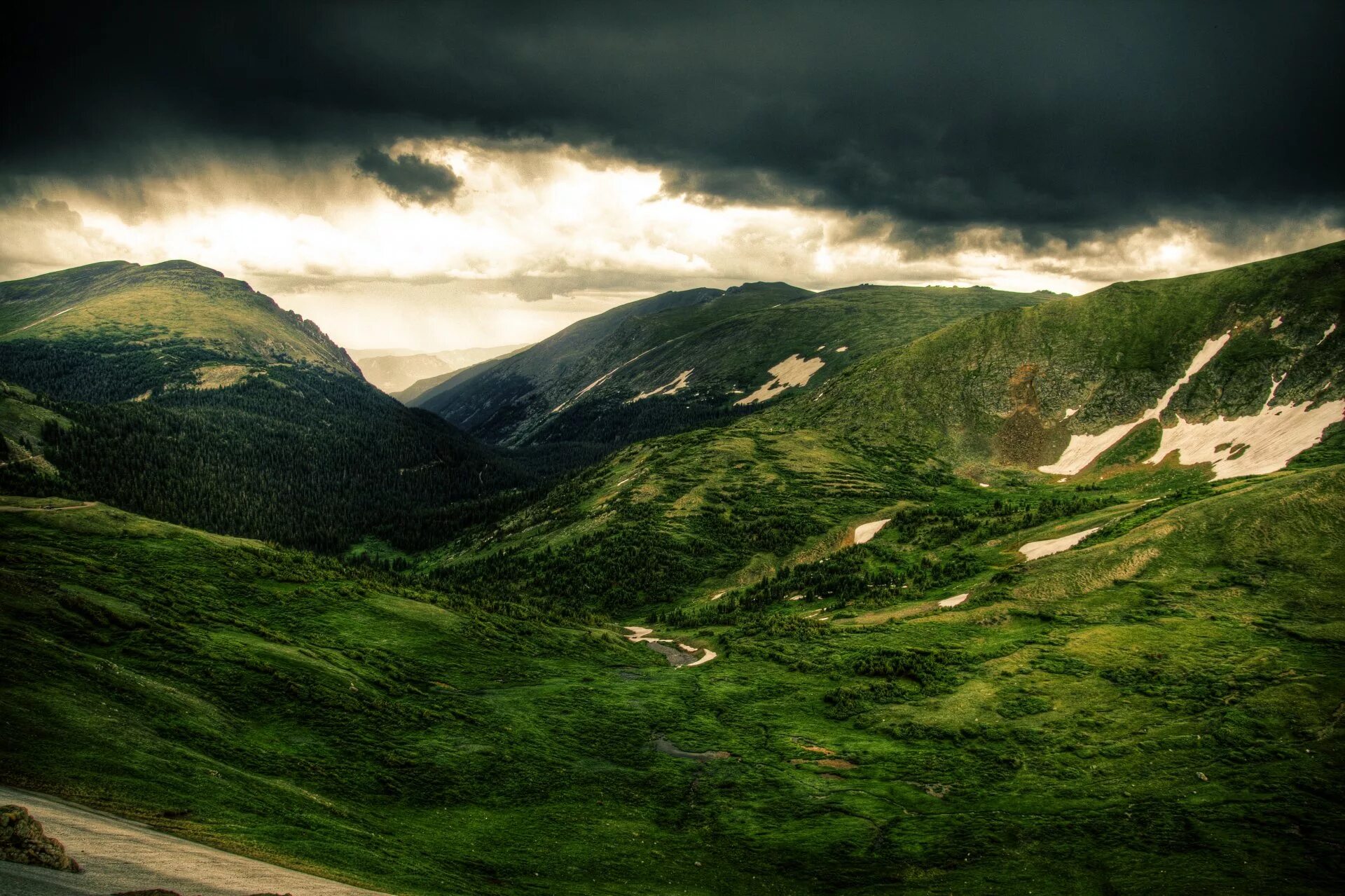 С холма открывается удивительный вид. Грин Маунтинс хребет. Green Hills зеленые холмы Ирландии. Природа. Зеленые горы.