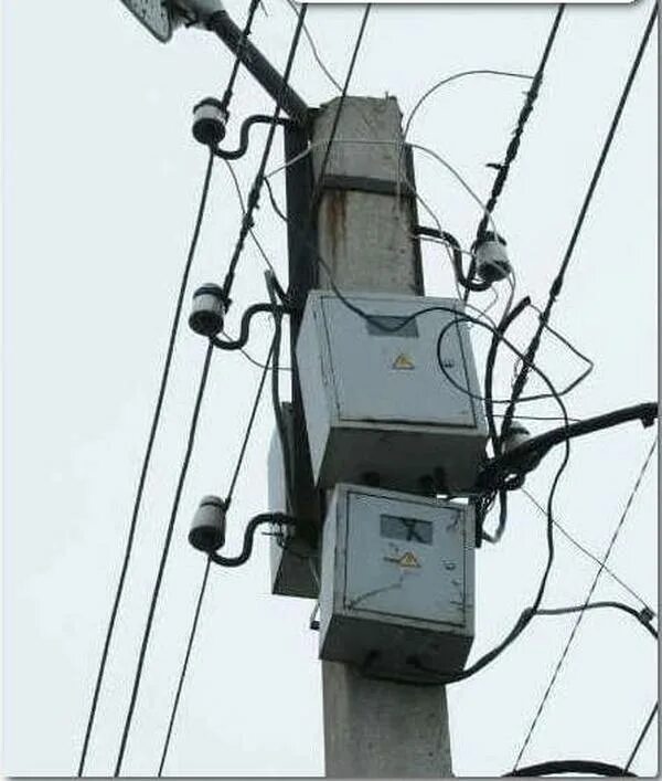 Счётчик электроэнергии аскуэ на столб. Счетчик се 208 трехфазный. Се208 счетчик электроэнергии монтаж. Умный счётчик электроэнергии на столбе 380. Сплит счетчики электроэнергии 6-10кв.