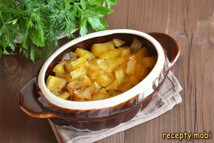 жаркое в горшочках с мясом и картошкой и грибами. картошка в горшочках с тушенкой. картошка с тушенкой в горшочках. горшочки в духовке с курицей и картошкой и грибами. тушеное мясо.