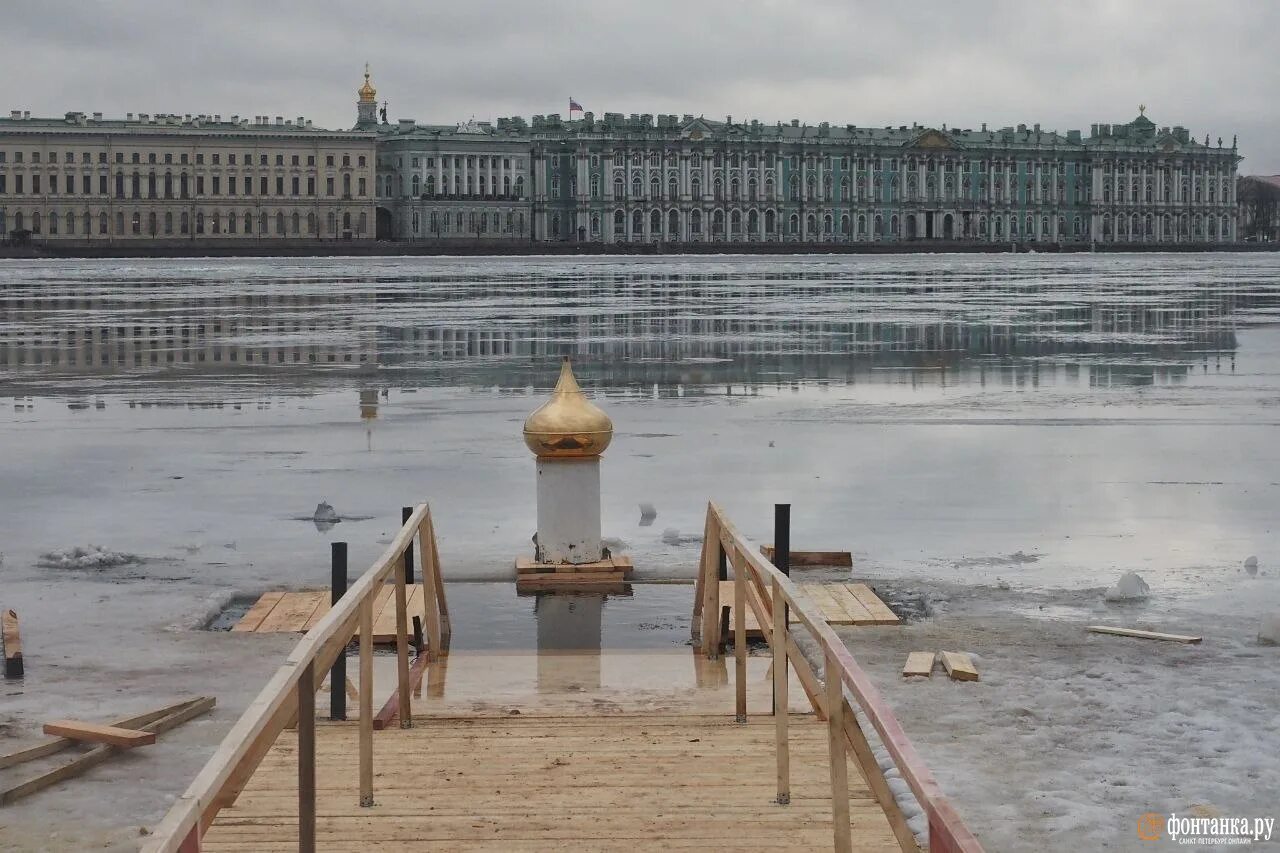 Прорубь на Неве. Купель в Питере. Крещенские купания Петропавловская крепость. Крещение в Санкт-Петербурге. Купания спб