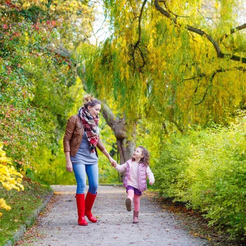 Мамы с детьми гуляет в осеннем парке. Прогулка с дочкой в парке. Мама с дочкой прогулка в осеннем парке. Осенняя фотосессия с дочкой прогулка. Мама с дочкой в парке