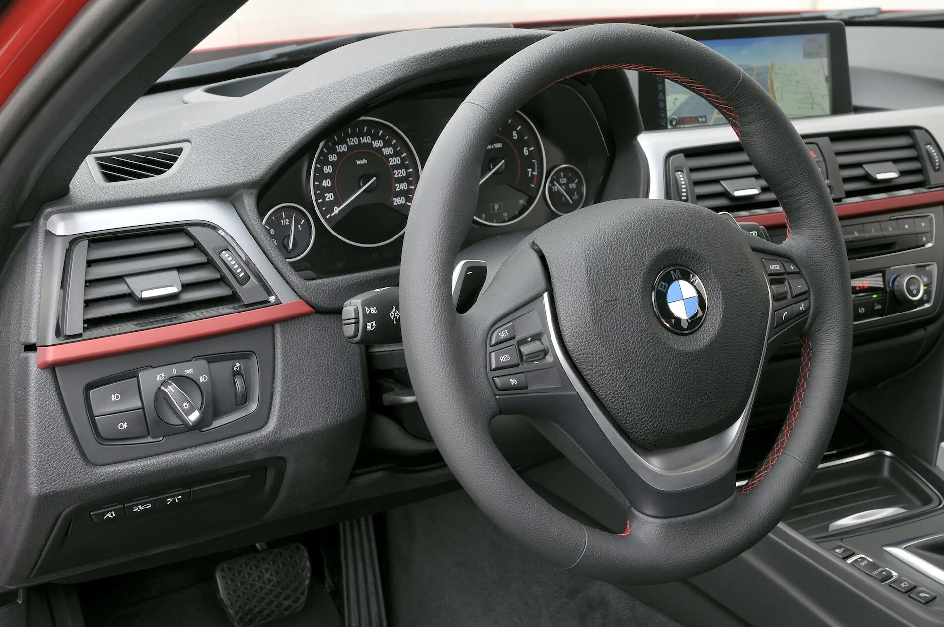 Bmw 3 бензин. Панель бмв 320i. bmw f30 328i sport line interior. bmw f30 комплектация sport line. комплектации бмв 320i f30.