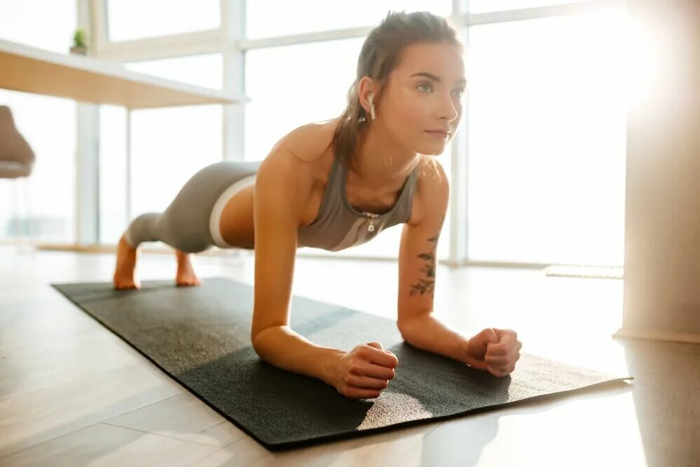Stretching ru. Йога в спортзале. Девушка на коврике для йоги. Фитнес коврик йога. Девушка на фитнес коврике.