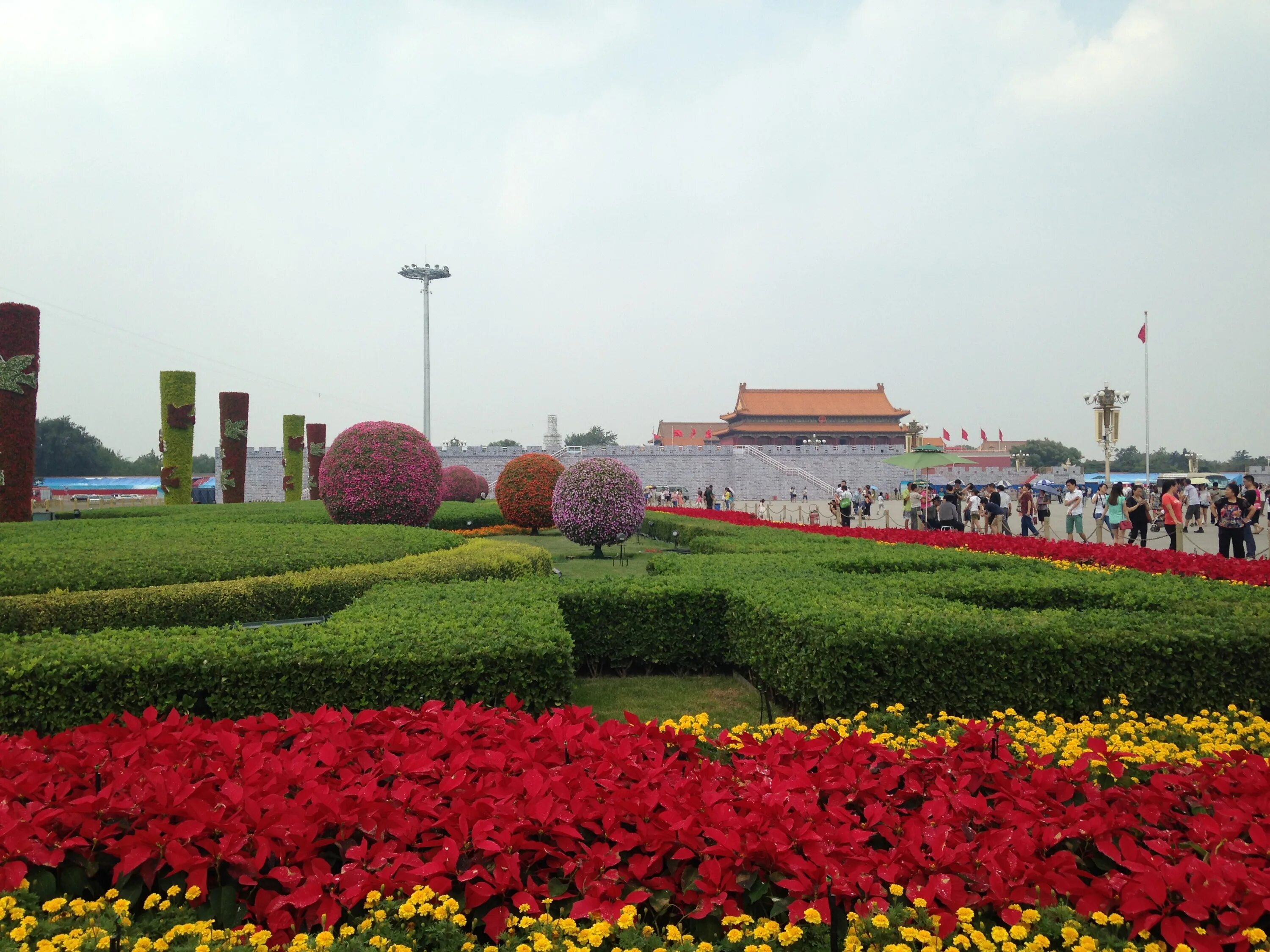 Китай самая большая площадь. Площадь Тяньаньмэнь в Пекине. Пекин достопримечательности площадь Тяньаньмэнь. Площадь небесного спокойствия Тяньаньмэнь. Площадь небесного спокойствия Тяньаньмэнь цветы.