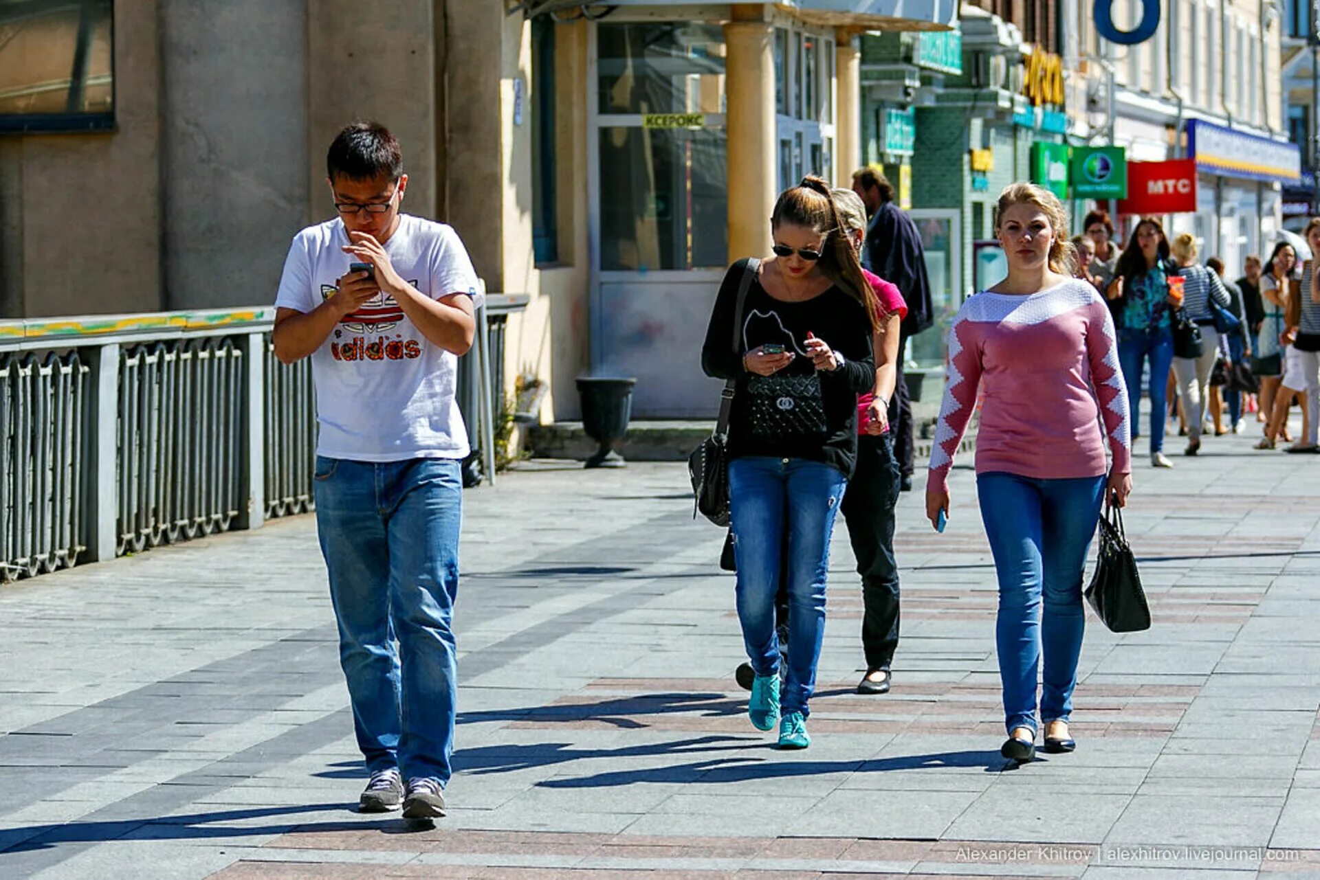 Легкая и на улице ее. Люди на улице. Люди на улице города. Города в лицах людей. Люди идут по улице.