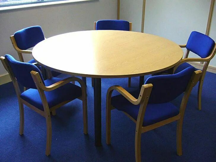 Круглый стол начальная. Круглый стол для занятий. Кабинет с круглым столом. Круглый стол в школе. Стол круглый школьный.