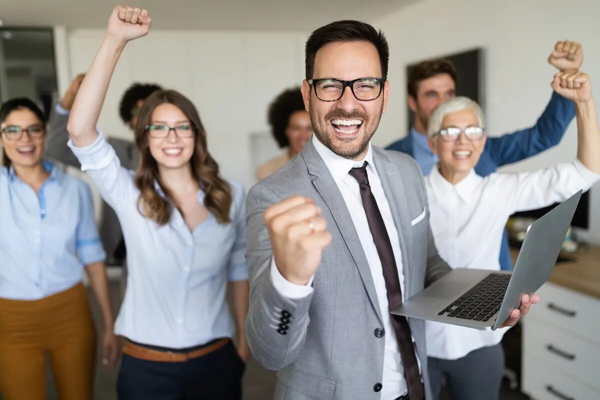 Employee of the year. Офисный работник. Бизнесмен в офисе. Успешный предприниматель. Радостный офисный сотрудник.