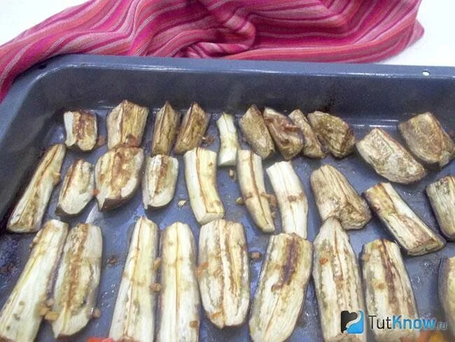 Острые баклажаны. Нарезка дольками баклажаны. Жареные баклажаны на сковороде. Бананы в духовке. Баклажаны дольками.