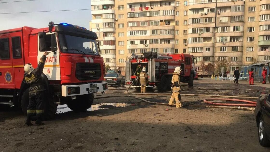 Пожар в алматы сегодня ночью. Алма Ата пожар. Алматы пожар в многоэтажке. Пожар на КАМАЗЕ. Пожар на Преображенской площади.