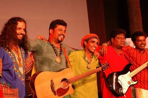 Ситар инструмент в индии. Aadat. Bloodywood - punjabi metal. Bloodywood band 2022. Bloodywood band 2022.