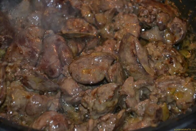 Печень свиная тушеная в сметане. Печень говяжья тушеная. Как тушить печенку. Жаркое из субпродуктов. Печень говяжья тушеная.