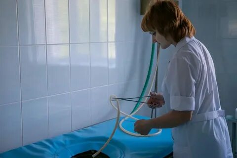 Мужчины делают клизму видео