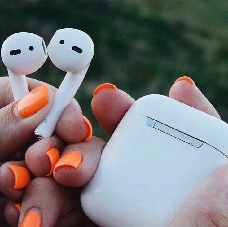 Наушники airpods беспроводной зарядкой. Apple AIRPODS 2. Apple AIRPODS 2 С беспроводным зарядным футляром mrxj2. Наушники аирподс 2. Наушники беспроводные Apple AIRPODS 2.