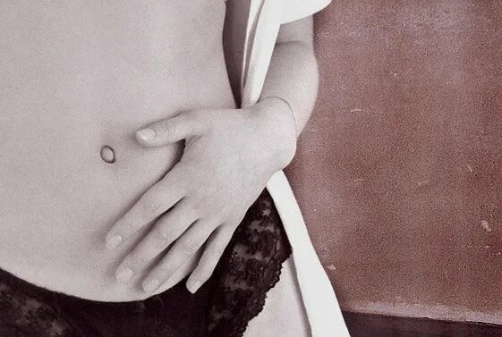 Пупок девушки трогаешь. Выпуклый мужской пупок. Пирсинг пупка. Девушка трогает живот. Пупок девушки трогаешь.