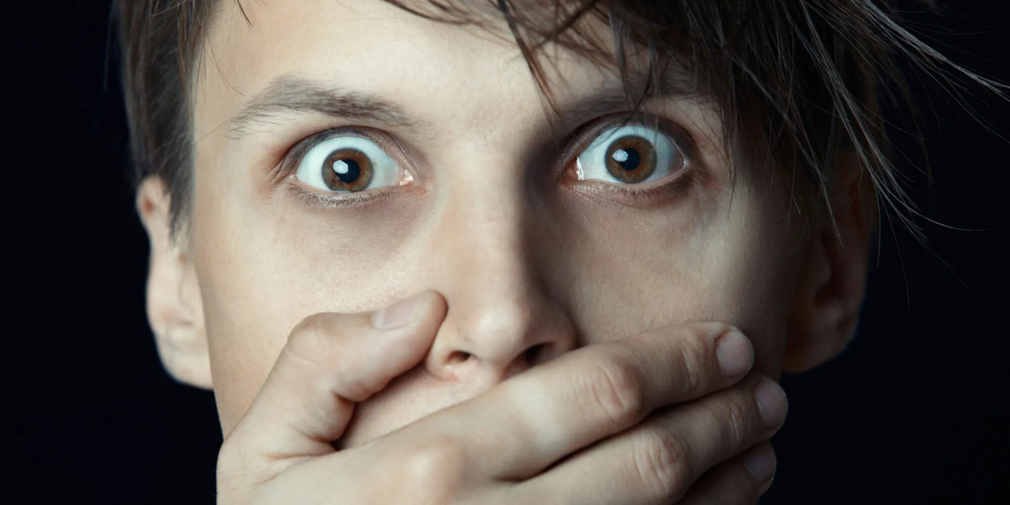 лицо удивления. удивленное лицо. удивленные глаза. испуг на лице. женщина схватилась за голову.