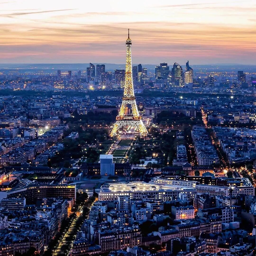Побывав во многих странах. Франция. Париж. Достопримечательности Парижа Эйфелева башня. Эйфелева башня в центре Парижа.