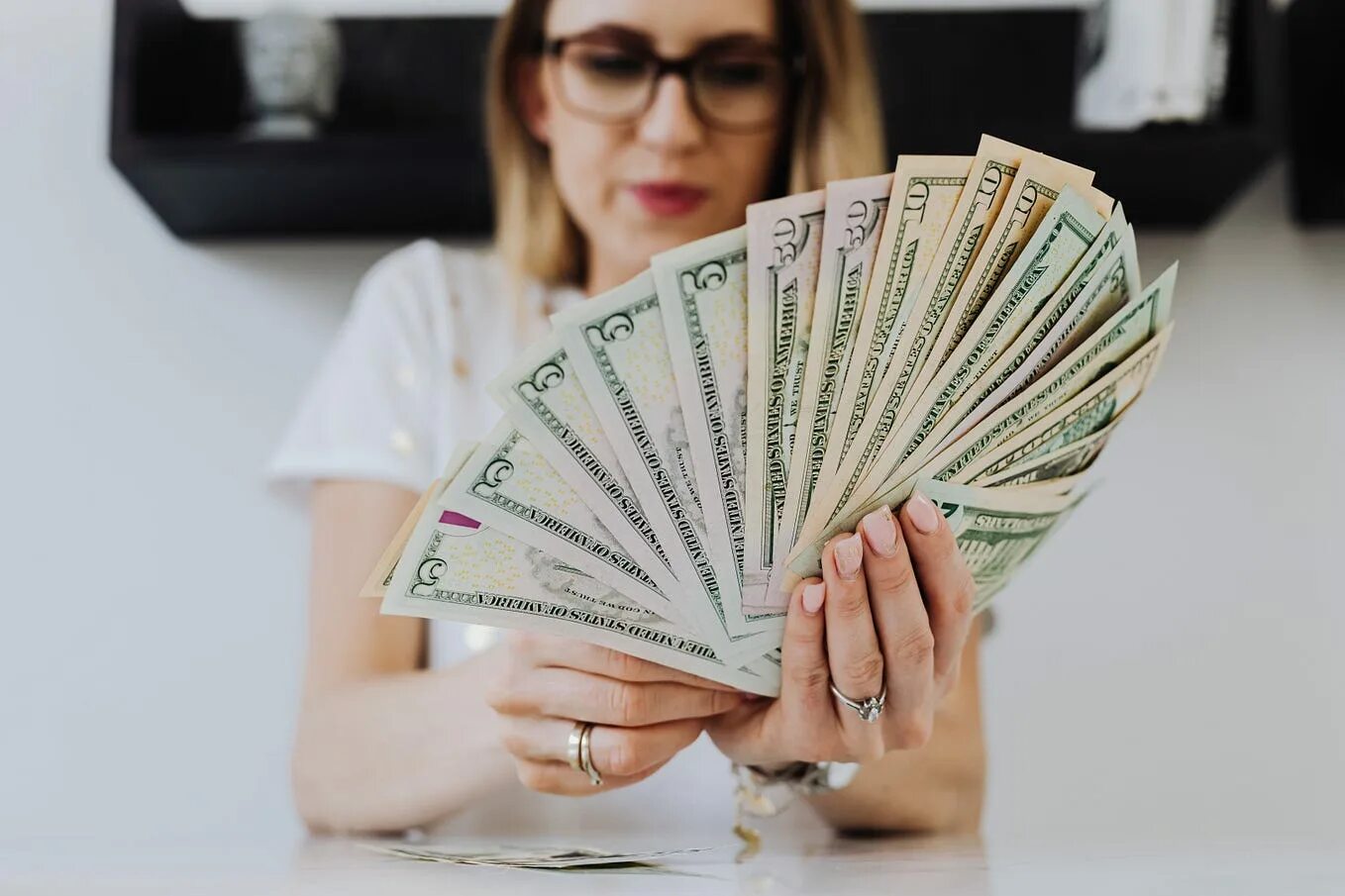 Люди вручают деньги. Возьмите деньги. Dollar loans. Dollar loans. Девушка с долларами.