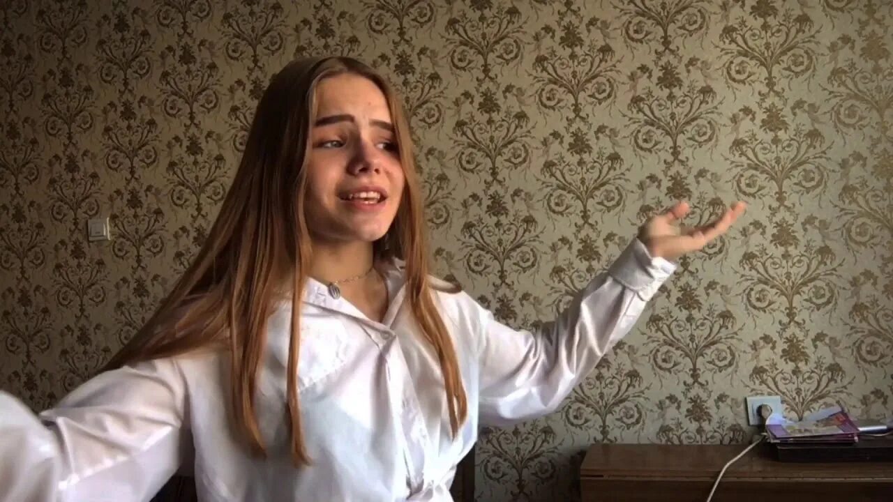 Marina kaye. Сестры группа. Кто исполняет песни девушка. Пару минут реал герл. Девушка реал.