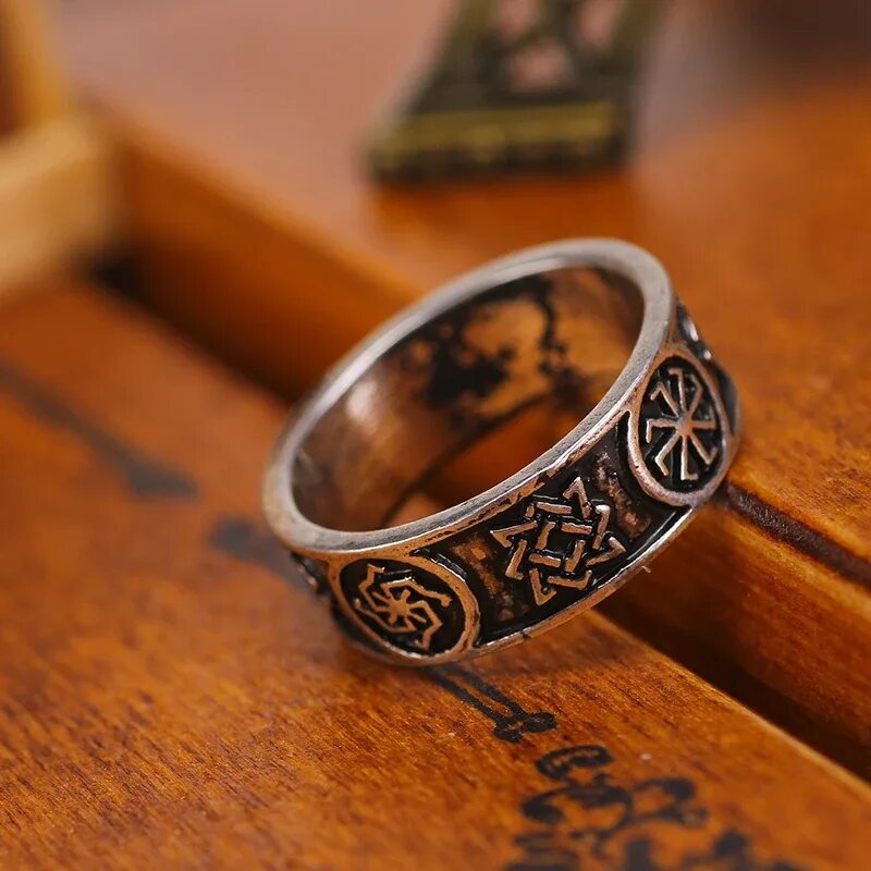 Кольцо в стиле викингов. Кольца со свадебником. Славянские кольца свадебник. Славянские кольца обереги. Перстень перунов цвет.