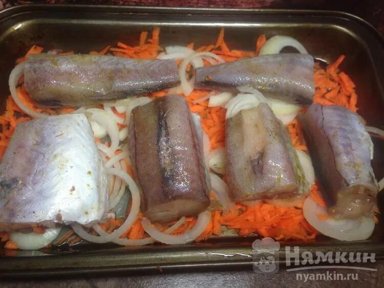 Рыба минтай в духовке с морковью и луком. Минтай в духовке с картошкой морковью и луком. Минтай с картошкой и морковью в духовке. Минтай в духовке с морковью и луком. Минтай в духовке с луком и картофелем