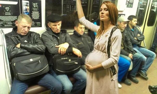 Мужик уступил место. Парень и девушка в метро. Мужик уступил место. Социальная реклама на транспорте. Не уступил место в автобусе.