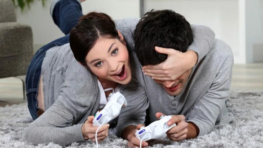 Пара играет. Пара играет. Парочка играют. Пара играет в приставку. Почему парни играют девушками.