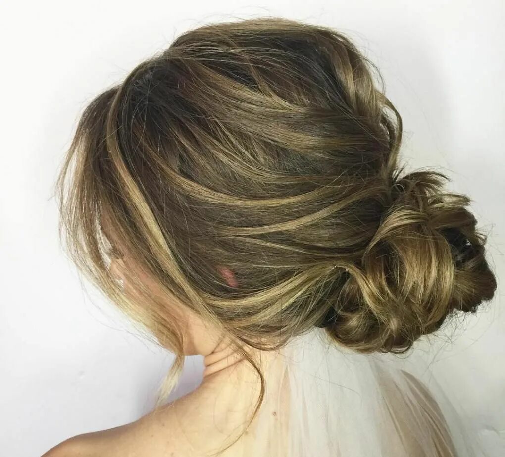 Торчащий пучок. Messy bun - небрежный пучок,. прическа messy bun. растрепанный пучок на длинные волосы. небрежный пучок на длинные волосы.
