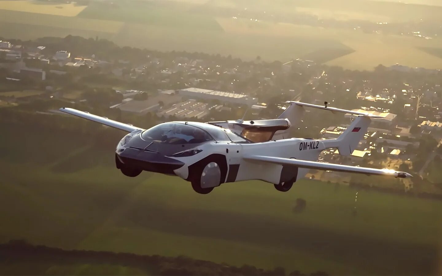 Летающая машина 2023. Летающий автомобиль. Xpeng летающий автомобиль. Embraer аэротакси. Летающие машины в 2023 году.