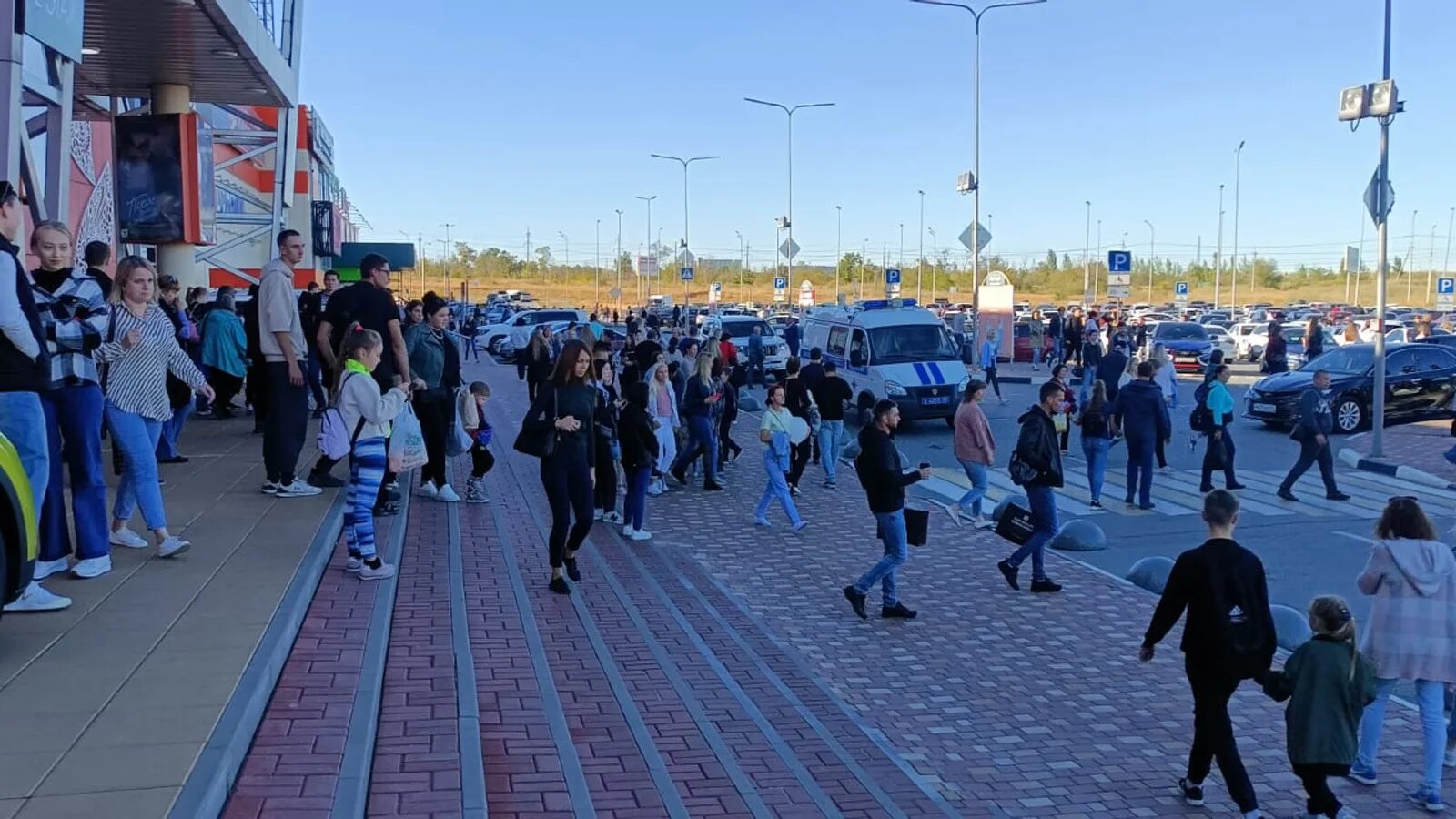 Тц мармелад волгоград. Волгоград торговый центр мармелад 2022. Аэропорт мариуполь. Эвакуация мармелад волгоград сегодня. Эвакуация мармелад волгоград сегодня.