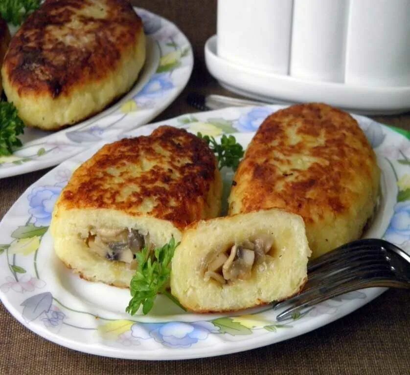 Зразы из пюре с фаршем. Зразы картофельные. зразы картофельные с фаршем. зразы картофельные с мясом. картофельные зразы с мясным.