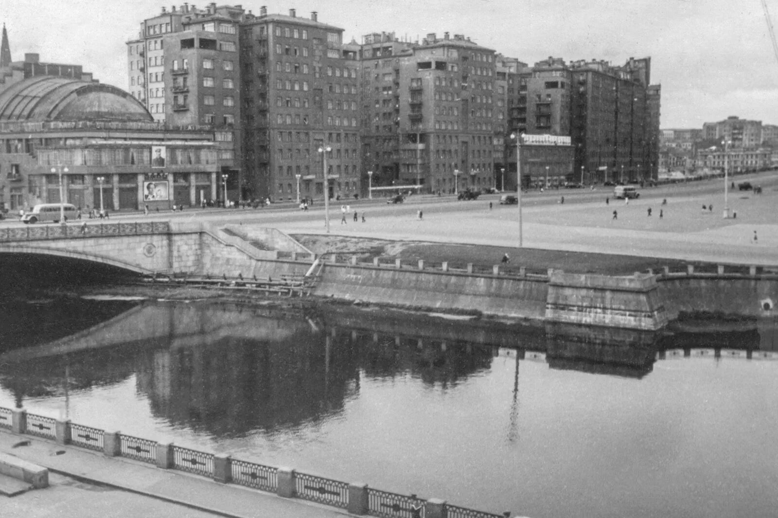 Кинотеатр ударник ул серафимовича. Улица серафимовича. кинотеатр ударник москва улица серафимовича. кинотеатр ударник реставрация. кинотеатр ударник раздвижная крыша.