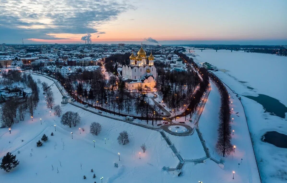 Куда можно сходить в ярославле зимой. Ярославль стрелка зима. ярославль зимний стрелка собор. ярославль зимой центр. зимний ярославль 2025.