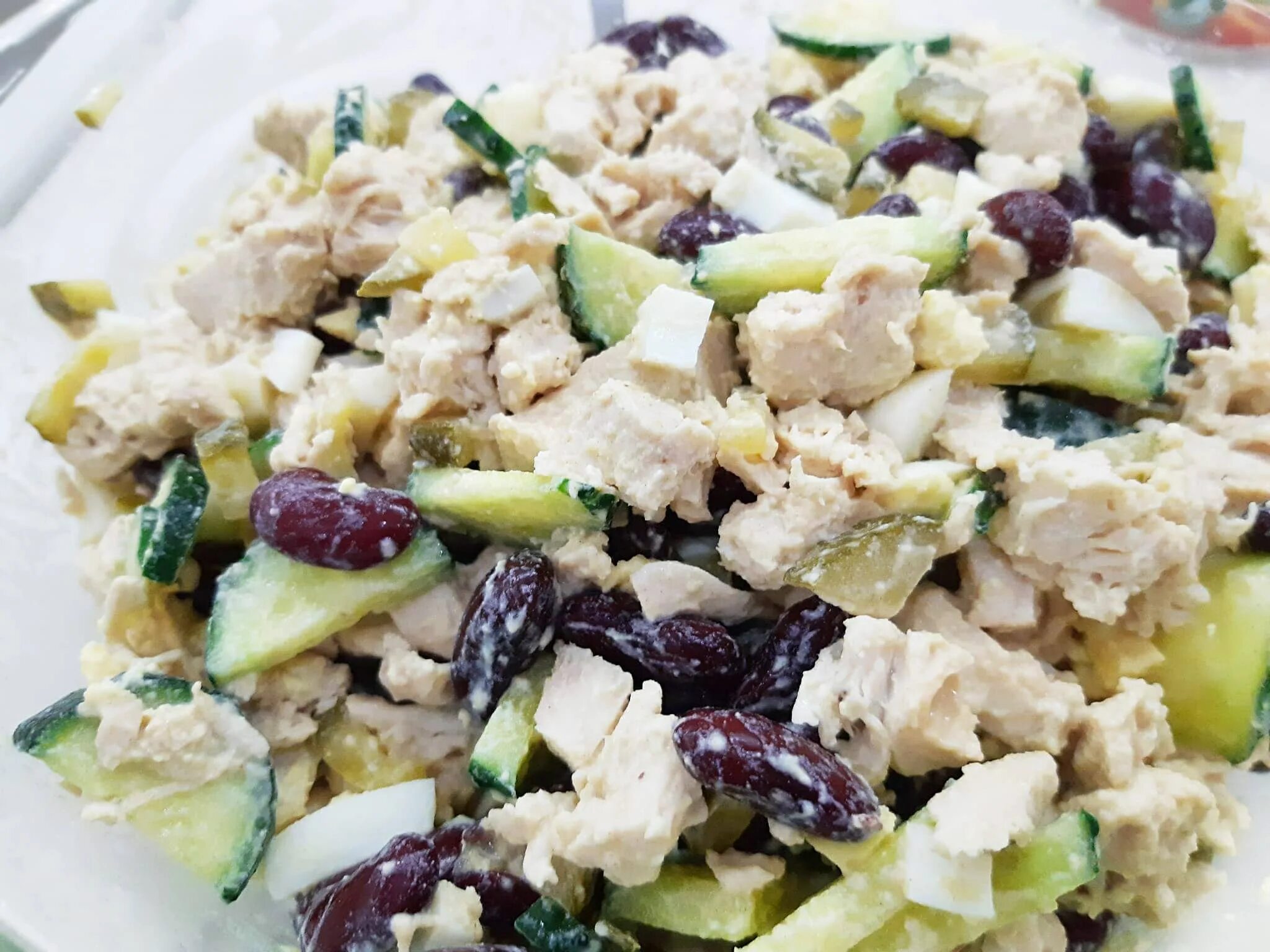 Фасоль яйцо сыр. Салат с фасолью и курицей. салат с фасолью и курицей и огурцом. салат с курицей фасолью и яйцом. салат с фасолью консервированной и курицей.