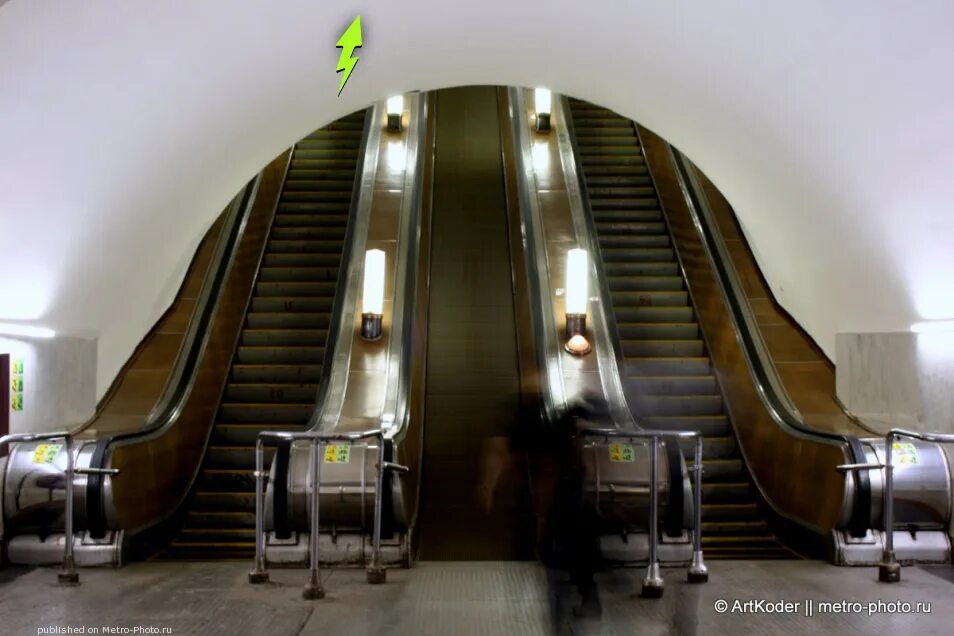 Эскалатор метрополитена поднимает стоящего. Метро Киевская эскалатор. Охотный ряд эскалатор. Метро площадь революции эскалатор. Эскалатор на площадь революции.