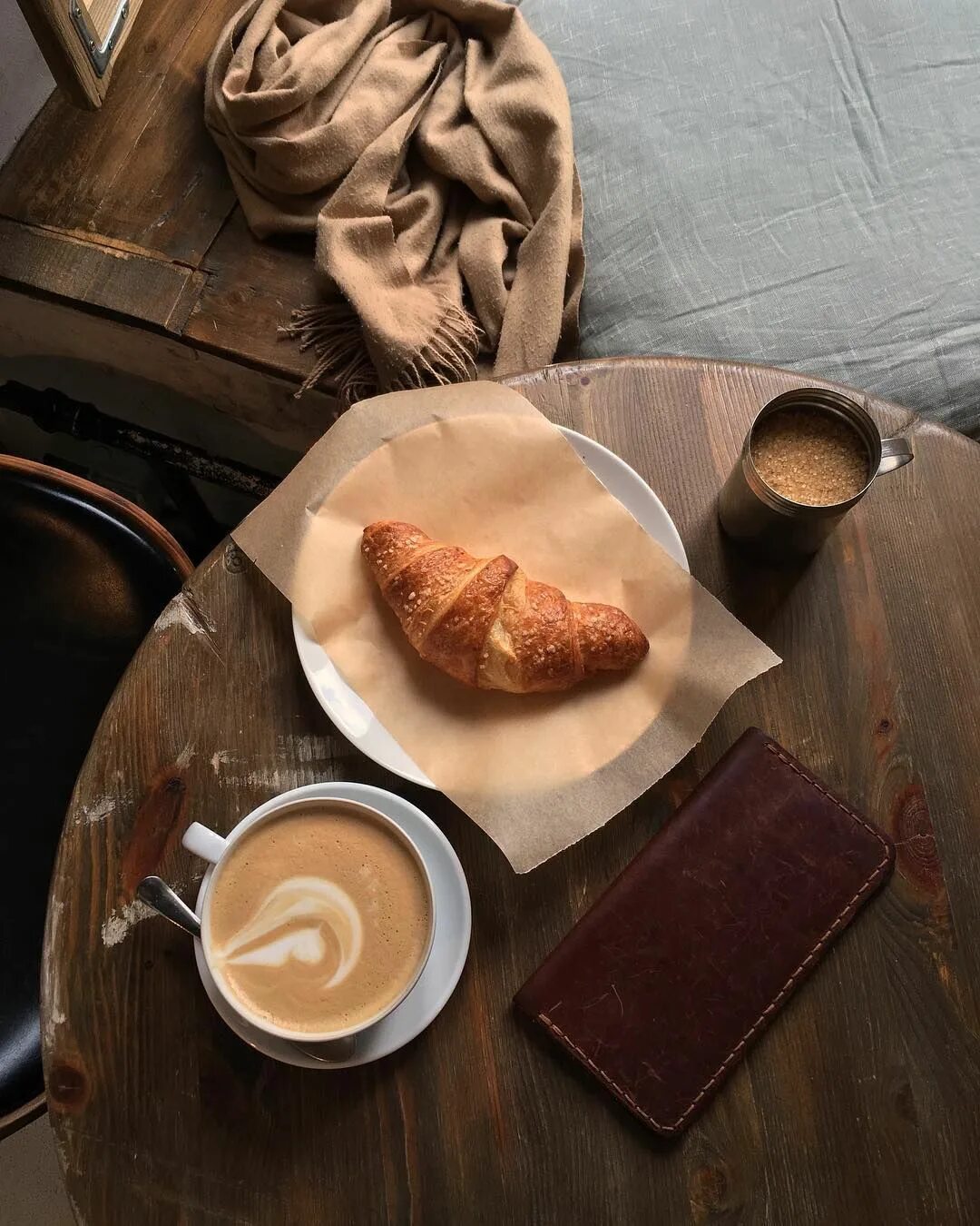 Завтрак с кофе. Завтраки в коричневых тонах. Завтрак в кофейне. Кофе, завтрак в коричневых тонах.